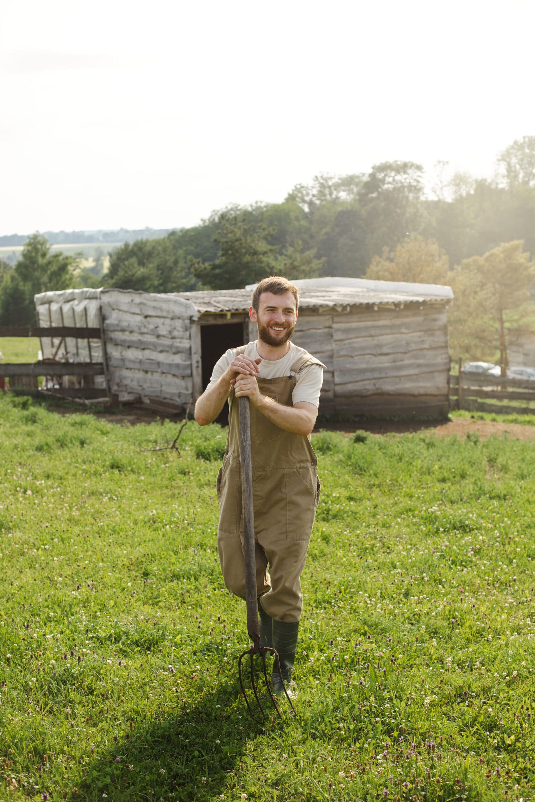 Granjero trabajando en una granja en entorno rural