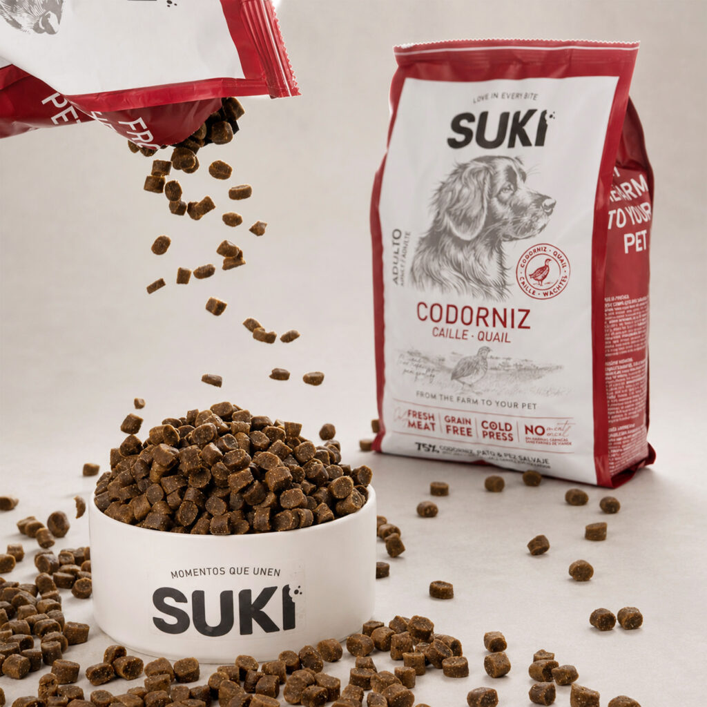 Saco de pienso de codorniz Suki y un cazo lleno de pienso.